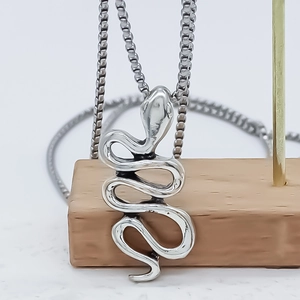 Pendentif serpent en argent poli avec chaîne vénitienne dans un style animal minimaliste