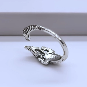 Detailansicht eines Vintage-Krokodilrings aus Silber mit Schuppentextur und verstellbarem Band