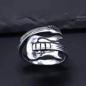 Vintage electric guitar open ring in retro silver finish for a street style aesthetic