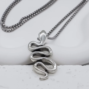 Collier serpent rétro en argent avec écailles détaillées sur une chaîne maille vénitienne
