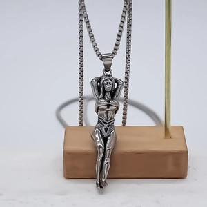 Collier avec pendentif silhouette féminine et chaîne box argentée sur support en bois
