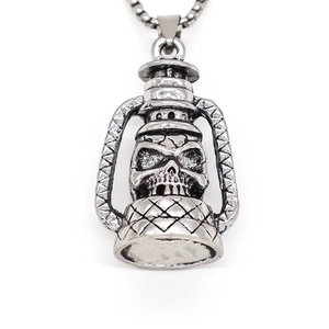 Vue détaillée du pendentif lanterne gothique vintage avec motif de crâne sculpté