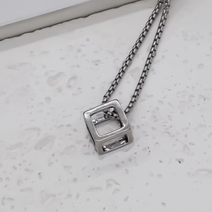 Collana minimalista in argento con ciondolo a cubo vuoto e catena a maglia veneziana