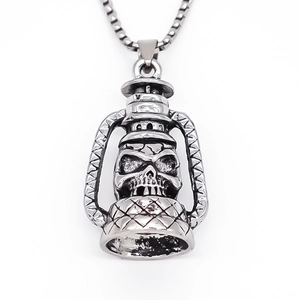 Collier avec pendentif lampe à pétrole vintage et tête de mort style punk rétro