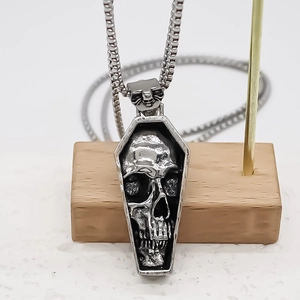 Collier punk gothique avec pendentif cercueil et tête de mort en argent vieilli mat