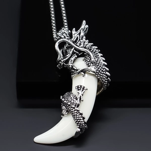 Collier Pendentif Dragon en Alliage Enveloppé de Dent de Loup Punk Vintage Bijoux Gothiques Animal Mythique Cadeau pour Hommes Argent