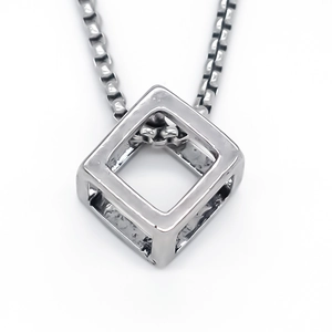 Collana minimalista in argento con ciondolo a cubo geometrico e catena veneziana
