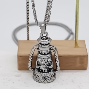 Pendentif lampe à pétrole vintage avec crâne sur une chaîne carrée en argent