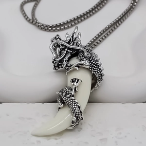 Collier dragon argenté pour homme avec pendentif dent de loup blanc et chaîne à billes