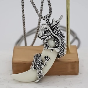 Collier pendentif dent de loup dragon argenté avec chaîne carrée en acier inoxydable