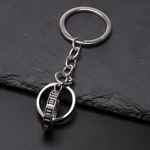 Portachiavi in Metallo in Lega di Personalità Ciondolo a Doppio Anello Intrecciato Con Incisione di Numeri Romani Retro Colore Argento Ciondolo per Borsa Unisex