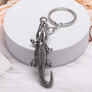 Porte-clés crocodile vintage en alliage avec textures d'écailles réalistes et argenté