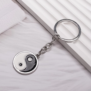 Minimalistischer Yin-Yang-Tai-Chi-Schlüsselanhänger aus Glas mit silbernem Metallring