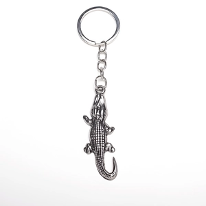 Vue détaillée d'un porte-clés crocodile argenté vintage avec texture d'écailles