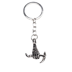 Portachiavi gotico mano di teschio con falce in argento vintage su sfondo bianco