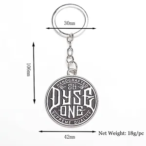 Porte-clés rétro en alliage de zinc avec logo Dyse One et dimensions détaillées