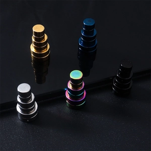 Détails macro de boucles d'oreilles magnétiques en acier titane aux finitions métalliques