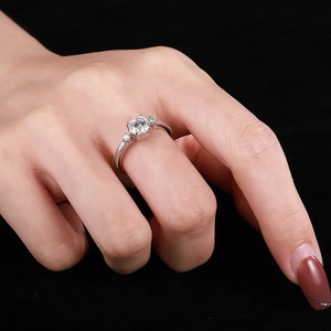 Classic S925 silver four-claw wedding ring with round diamond and vintage beaded edge