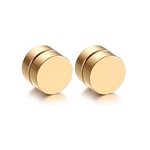 Détail des clips d'oreilles magnétiques ronds dorés en acier titane poli brillant