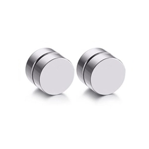Vue macro de boucles d'oreilles magnétiques argentées avec finition polie