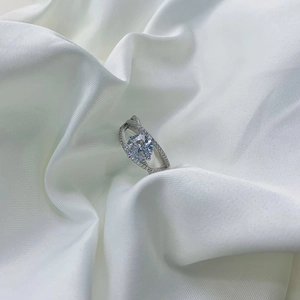 Detail shot of a s925 silver wedding ring featuring a large zircon with intertwined band