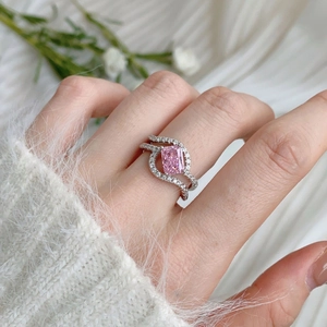 Bague élégante en argent S925 avec pierre carrée rose et anneau ondulé en pavé