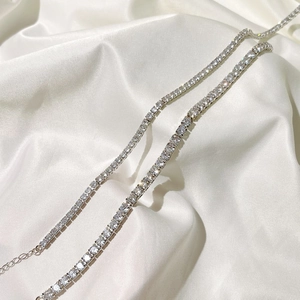 Detail der Tennis-Kette aus Silber mit runden 5A Zirkonia und verstellbarer Verlängerung