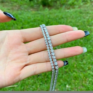 Nahaufnahme des doppelreihigen Tennisarmbands mit Krallenfassung und 5A Zirkonia-Steinen