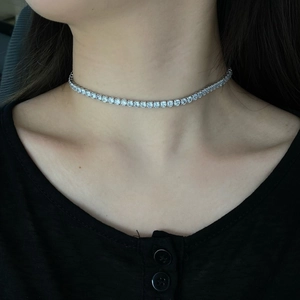 Nahaufnahme einer 925er Sterlingsilber Tenniskette mit 5A Zirkonia-Steinen an einem Model