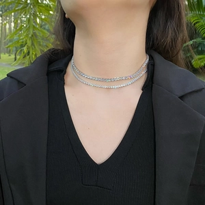 Nahaufnahme einer zweilagigen 925er Silber Tenniskette mit 5A Zirkonias am Model