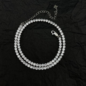Nahaufnahme der 925 Silber Tenniskette mit Herzanhänger und Karabinerverschluss