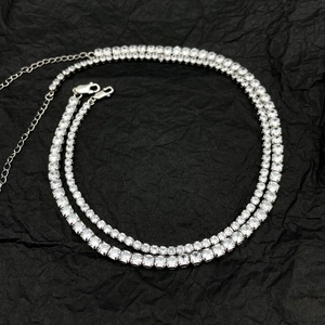 Detail der silbernen Tennis-Kette mit Zirkonia-Vierkralle und verstellbarem Verschluss