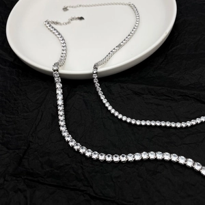 Makroaufnahme der 925 Sterling Silber Tenniskette mit Karabinerverschluss und Herzanhänger