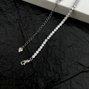 Nahaufnahme der S925 Sterling Silber Tenniskette mit Karabiner und Herzanhänger