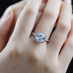 Vue détaillée de bague de fiançailles halo coussin avec diamants micropavé sur argent