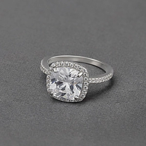 Bague luxe en argent S925 avec zircon taille coussin et sertissage pavé de diamants