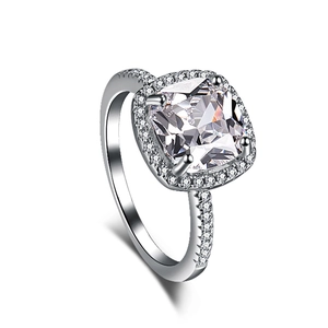 Bague de fiançailles luxueuse en argent 925 avec zircon taille coussin et micro-pavage