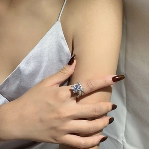 Luxurious S925 sterling silver bridal ring set with emerald cut zircon on a model hand