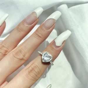 Luxuriöser S925 Sterlingsilber Ring mit Herz-Diamant auf weißem Stoffhintergrund