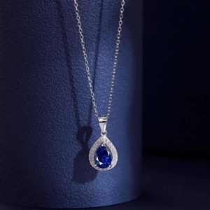 Gros plan du collier en argent S925 avec pendentif poire en zircon bleu et diamants