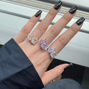 Detalle de anillos Toi et Moi en plata S925 con circonitas pera y corte radiante