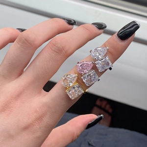 Primer plano de anillos de circonita con corte de pera y radiante en plata y oro