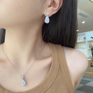 Makroaufnahme eines eleganten S925-Sterling-Silber-Ohrrings in Tropfenform am Model