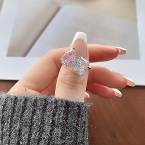 Detalle de anillo S925 de plata con circón rosa de pera y piedra radiante transparente