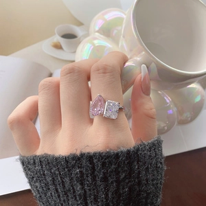 Detalle de un anillo de plata S925 con circonitas rosa en forma de pera y corte radiant