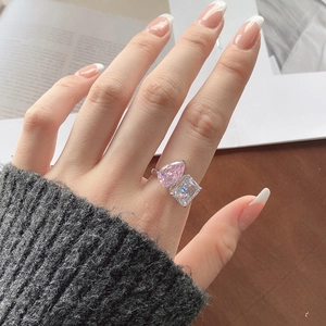 Detalle de anillo Toi et Moi de plata con circonita rosa gota y blanca cuadrada