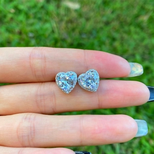 Boucles d'oreilles cœur en argent 925 avec zircons brillants et sertissage halo chic