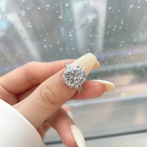 Gros plan détaillé d'une bague en argent S925 avec grand zircon rond et pierres latérales