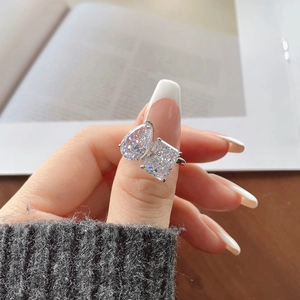 Detalle de anillo de plata S925 con circonitas en corte Radiant y de gota brillante
