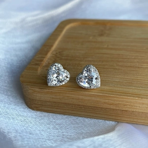 Boucles d'oreilles cœur en argent 925 avec halo de zircons sur support en bois